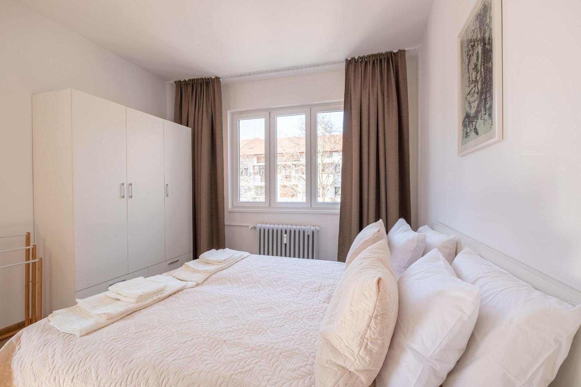 Peaceful Downtown Location - 2 Bedroom Διαμέρισμα *