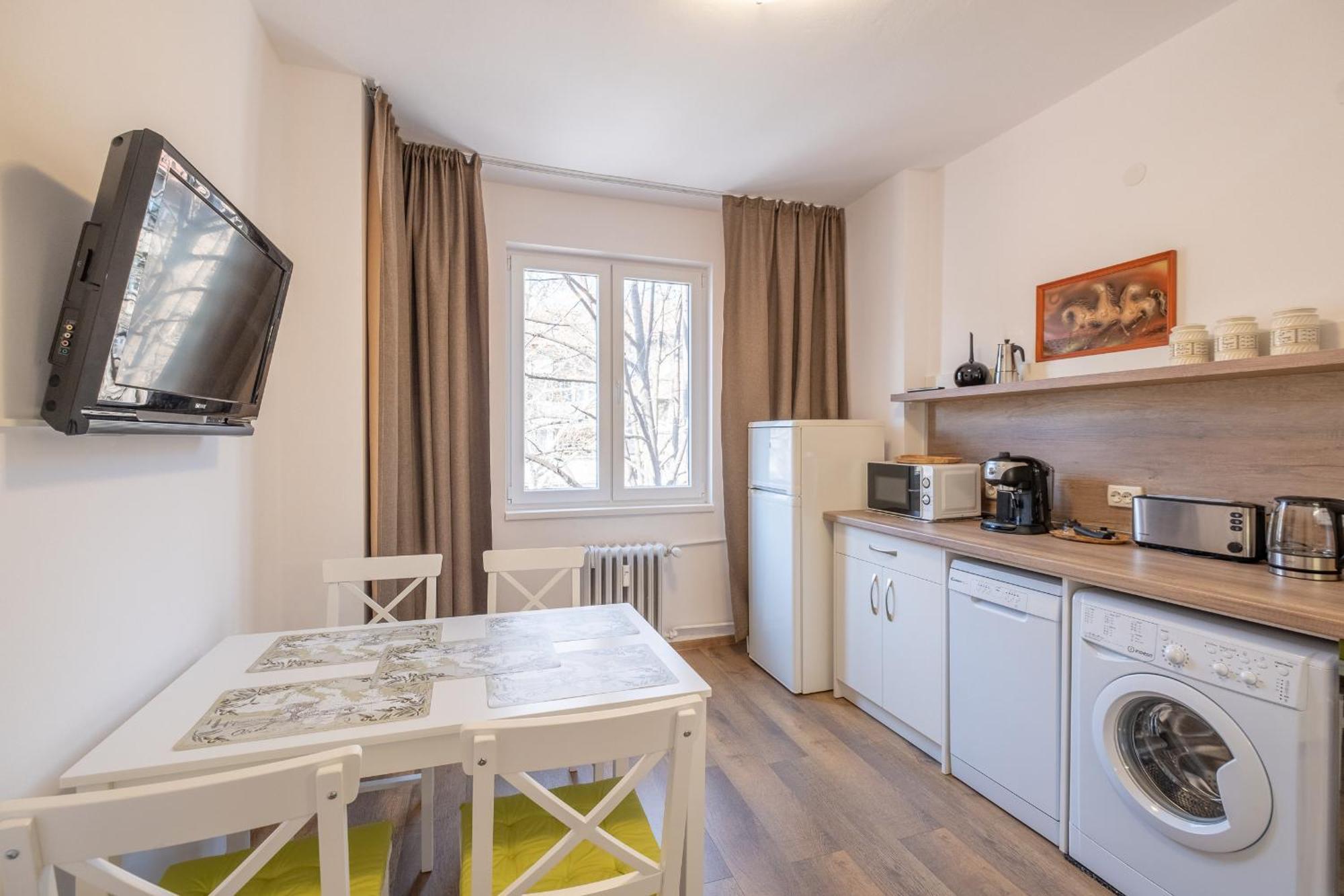 Peaceful Downtown Location - 2 Bedroom Σόφια